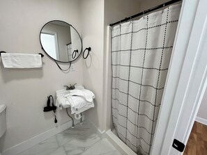 Standard Single Room (Fishermans Den) | Bathroom | Free toiletries, hair dryer, towels, soap