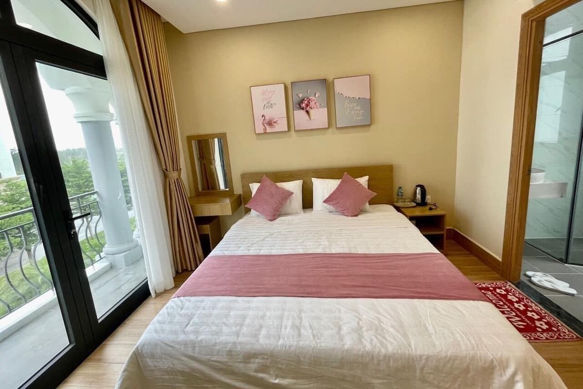 5 bedrooms, individually decorated, individually furnished, desk