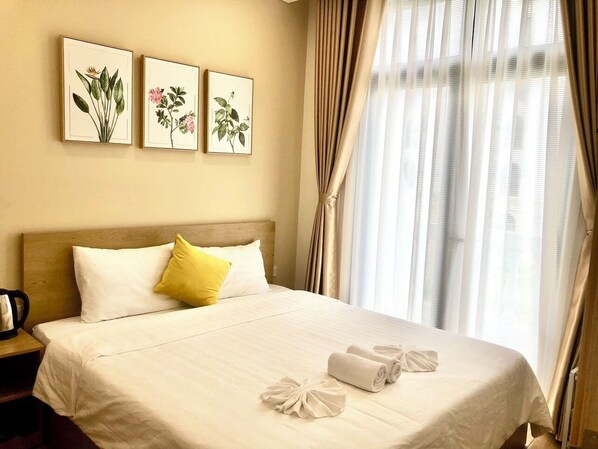 Individuell dekoriert, individuell eingerichtet, Schreibtisch