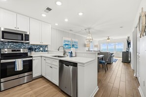 Réfrigérateur, micro-ondes, four, plaque de cuisson