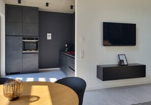 Dining - Holiday Home 'Ferienhaus Schlossterrassen 4b' with Lake View, Private Terrace and Wi-Fi (Muldestausee)
