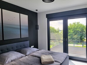 2 bedrooms, free WiFi, bed sheets - Holiday Home 'Ferienhaus Schlossterrassen 4b' with Lake View, Private Terrace and Wi-Fi (Muldestausee)