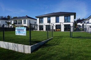 Exterior - Holiday Home 'Ferienhaus Schlossterrassen 4b' with Lake View, Private Terrace and Wi-Fi (Muldestausee)