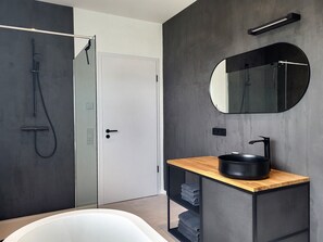 Tina, secadora de cabello, toallas 