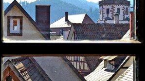 A view of a town with a prominent tower and a mountain in the background. - Mercyscher Hof Apartment, 70 sqm, 2 Bedrooms, 1 Living Room, up to 6 Guests (Gengenbach)