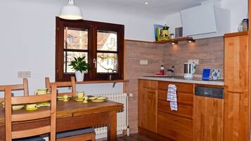 Kühlschrank, Mikrowelle, Herdplatte, Geschirrspüler