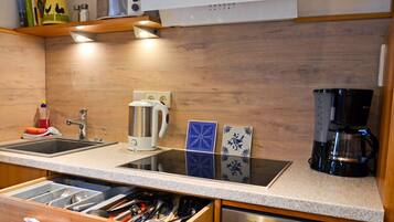 Kühlschrank, Mikrowelle, Herdplatte, Geschirrspüler