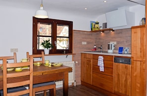 Frigorífico, microondas, placa de cocina y lavavajillas
