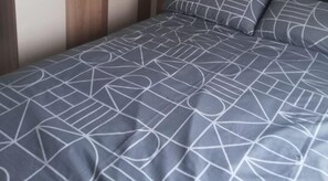 2 makuuhuonetta, silitysrauta/-lauta, vuodevaatteet