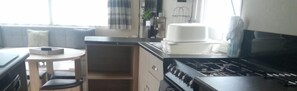 Een koelkast, een magnetron, een oven, een kookplaat