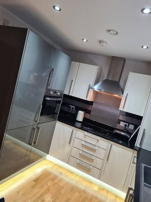 Fridge, microwave, oven, stovetop - 1-Bed Apartment - Sleeps 3 - Parking - Wifi (Dartford)