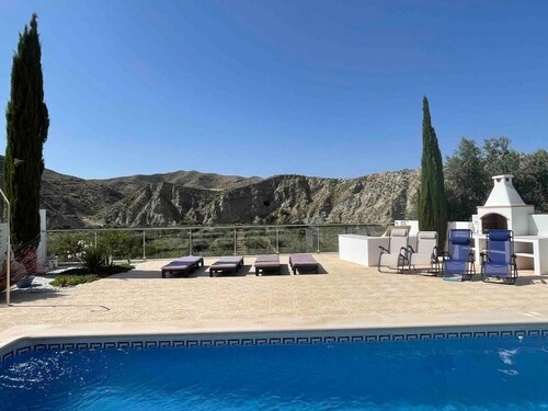 3 Bed Villa - Sleeps 6 - Pets - Parking - Wifi