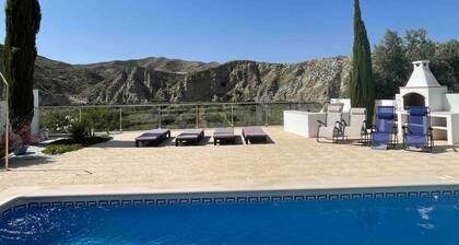 3 Bed Villa - Sleeps 6 - Pets - Parking - Wifi