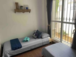 3 slaapkamers, een strijkplank/strijkijzer, wifi, beddengoed