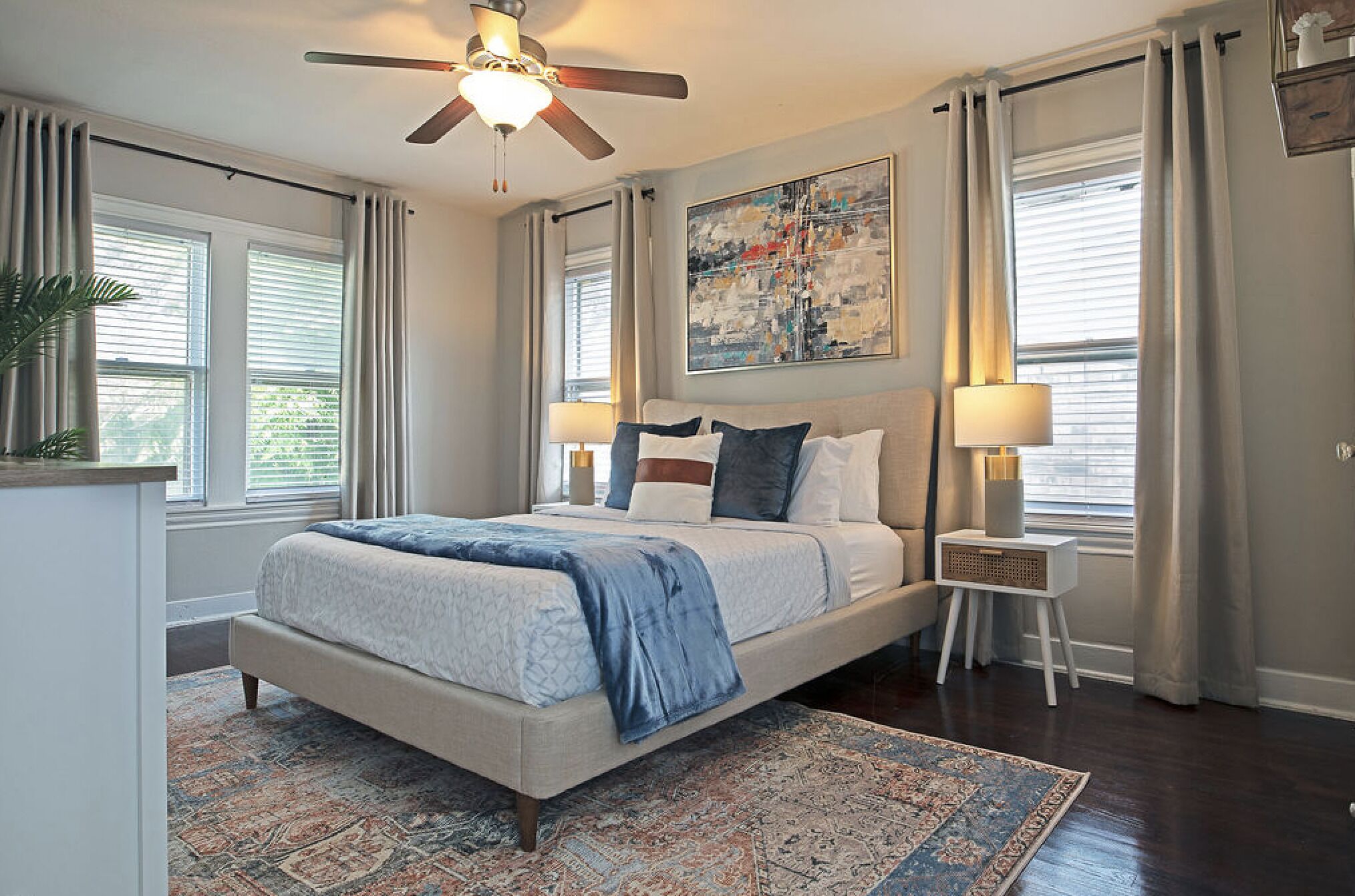 3 soverom, skrivebord, strykejern/-brett og reiseseng for barn