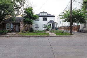 Exterior - 3BR Father's Montrose Estate A! Medical Center
 (Houston)