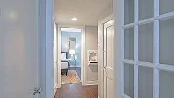 3 habitaciones, escritorio, tabla de planchar con plancha y wifi gratis