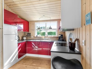 Køleskab, opvaskemaskine, højstol, køkkentøj/tallerkener/redskaber