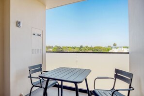 Outdoor dining - Charming West LA 1BR w/ Rooftop & Gym, Close to Beach, by Blueground (Los Angeles)