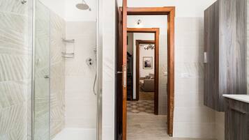 Douche, sĂšche-cheveux, serviettes fournies