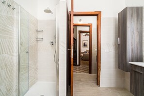 Shower, hair dryer, towels - Holiday Home 'Rachele' with Mountain View, Wi-Fi and Air Conditioning (Dorgali)