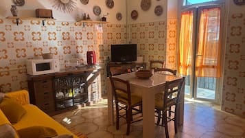 TV, lettore DVD, impianto stereo