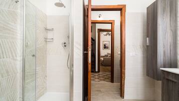 Een douche, een haardroger, handdoeken