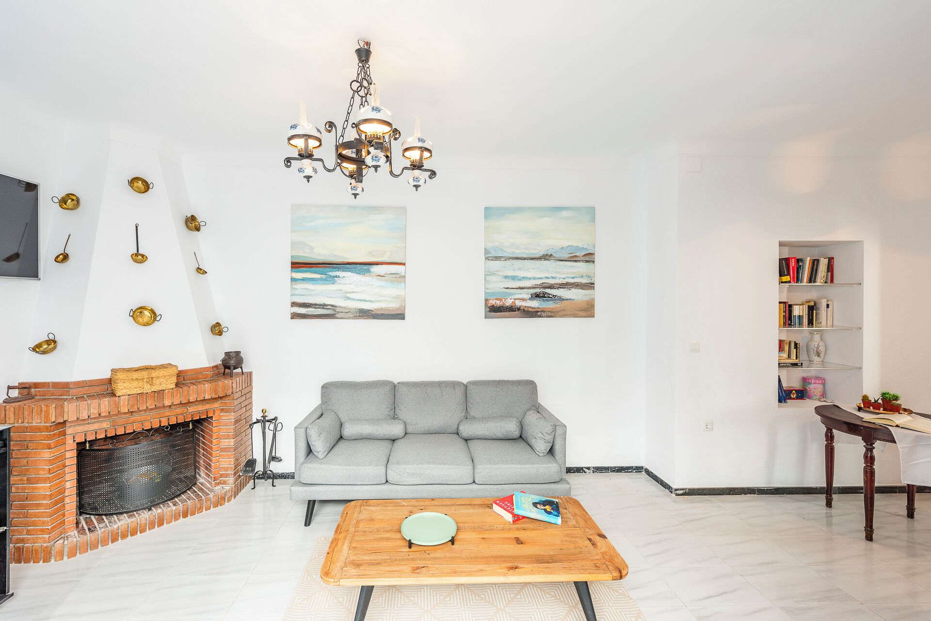 Een televisie en een open haard