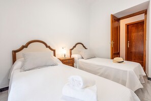 5 bedrooms, iron/ironing board, free WiFi, bed sheets - Holiday Home 'Casa Rural Berraquero' with Pool, Terrace & Wi-Fi (La Lantejuela)