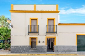 Exterior - Holiday Home 'Casa Rural Berraquero' with Pool, Terrace & Wi-Fi (La Lantejuela)
