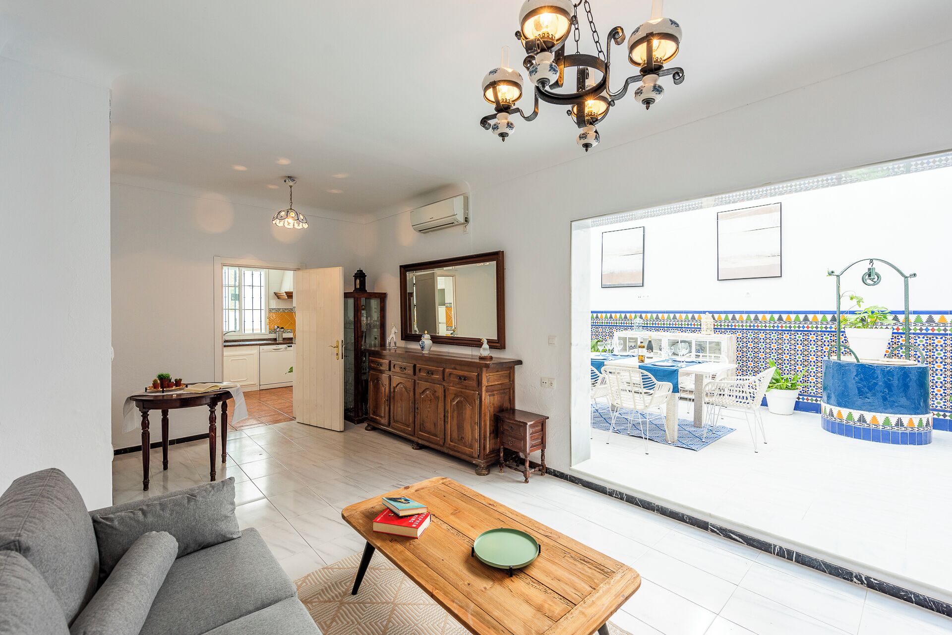 Een televisie en een open haard