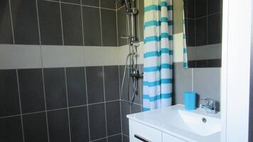 Douche, sèche-cheveux, serviettes fournies