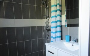 Douche, sèche-cheveux, serviettes fournies