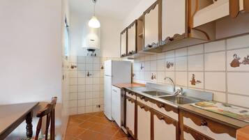 Réfrigérateur, micro-ondes, plaque de cuisson, lave-vaisselle