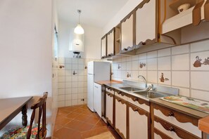 Kühlschrank, Mikrowelle, Herdplatte, Geschirrspüler