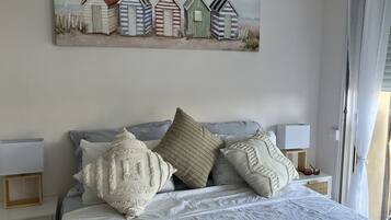 Tabla de planchar con plancha, wifi gratis y ropa de cama