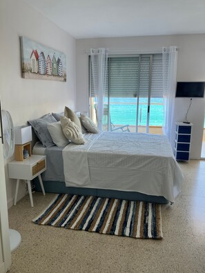 Tabla de planchar con plancha, wifi gratis, ropa de cama
