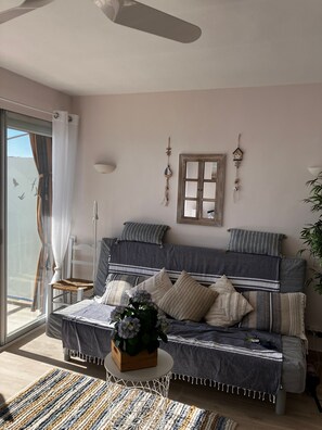 TV, table tennis - Studio Apartment "Costa Brava Beach" with Sea View, 2 Private Terraces & Wi-Fi (Sant  Antoni de Calonge)