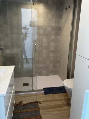 Bathtub, towels - Studio Apartment "Costa Brava Beach" with Sea View, 2 Private Terraces & Wi-Fi (Sant  Antoni de Calonge)