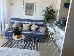 TV, table tennis - Studio Apartment "Costa Brava Beach" with Sea View, 2 Private Terraces & Wi-Fi (Sant  Antoni de Calonge)