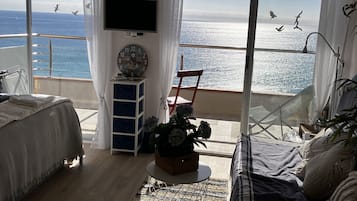 Tabla de planchar con plancha, wifi gratis y ropa de cama