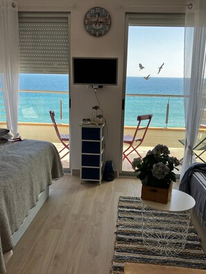 Iron/ironing board, free WiFi, bed sheets - Studio Apartment "Costa Brava Beach" with Sea View, 2 Private Terraces & Wi-Fi (Sant  Antoni de Calonge)