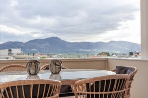 Outdoor dining - Apartment 'Athena Home South Crete' with Mountain View, Wi-Fi and Air Conditioning (Heraklion)