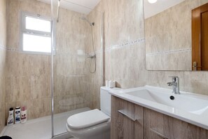 Dusch, hårtork och handdukar