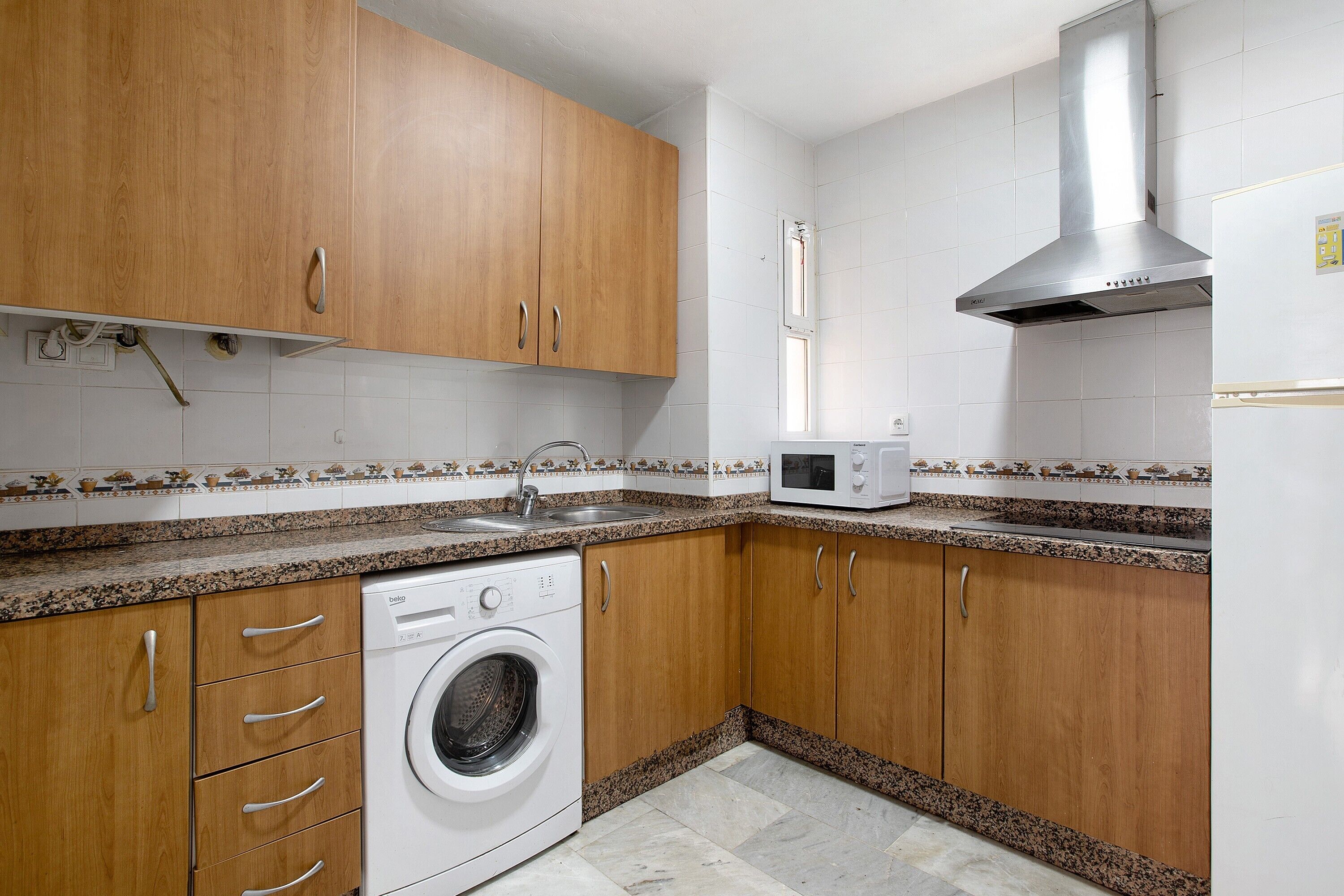 Kylskåp, mikrovågsugn, spishäll och kaffe- och tebryggare