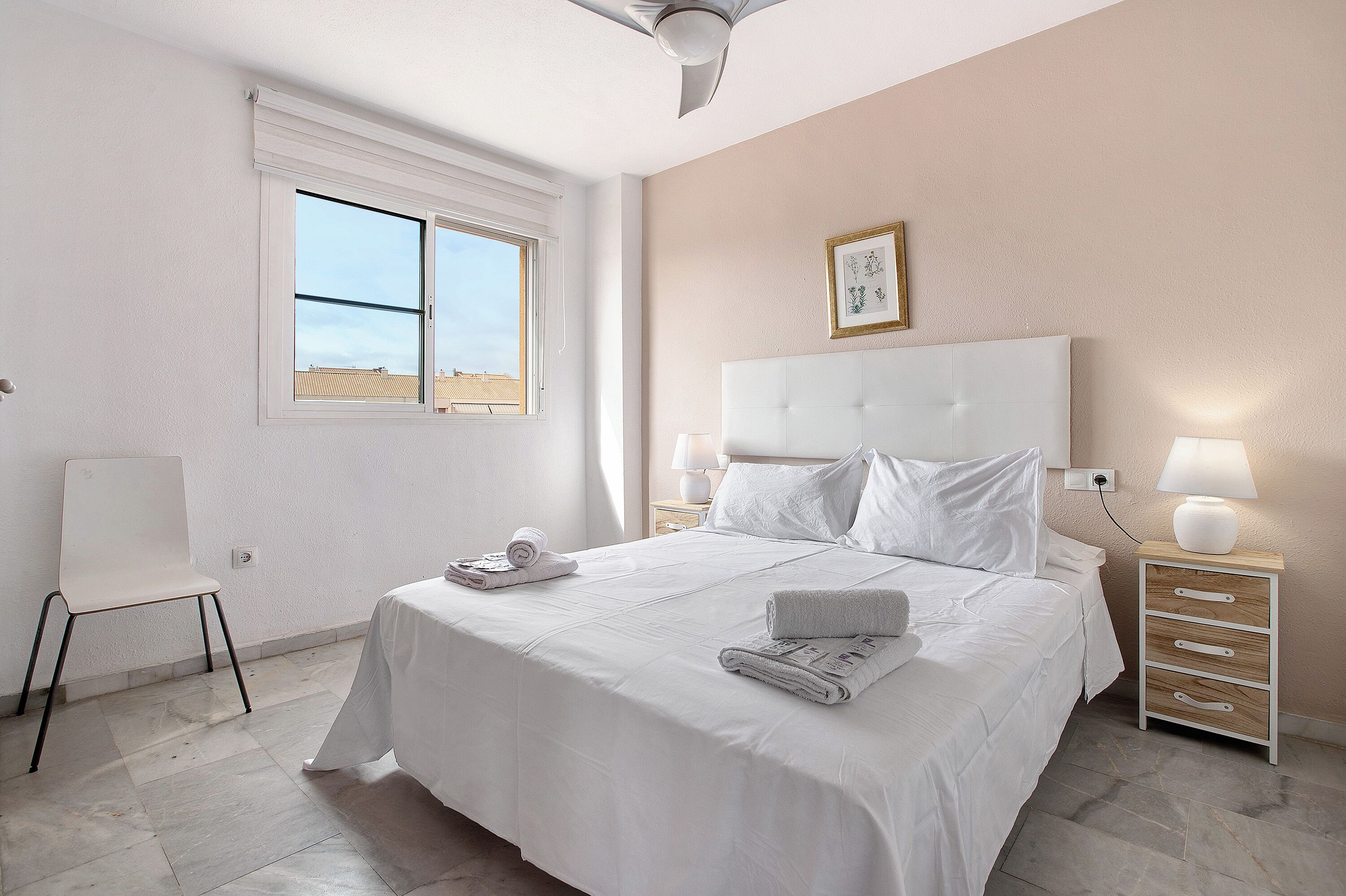 3 slaapkamers, een strijkplank/strijkijzer, gratis wifi, beddengoed