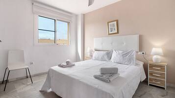 3 slaapkamers, een strijkplank/strijkijzer, gratis wifi, beddengoed