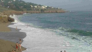 A beach with people walking along the shore. - F4 Crossing Sea View with Garages and Balconies (Sète)