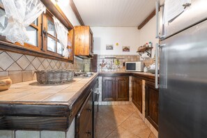 Een koelkast, een magnetron, een oven, een kookplaat