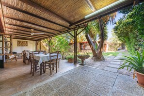 Outdoor dining - Vacation Home "Rita" with Private Terrace & Private Garden (Quartu S.Elena)